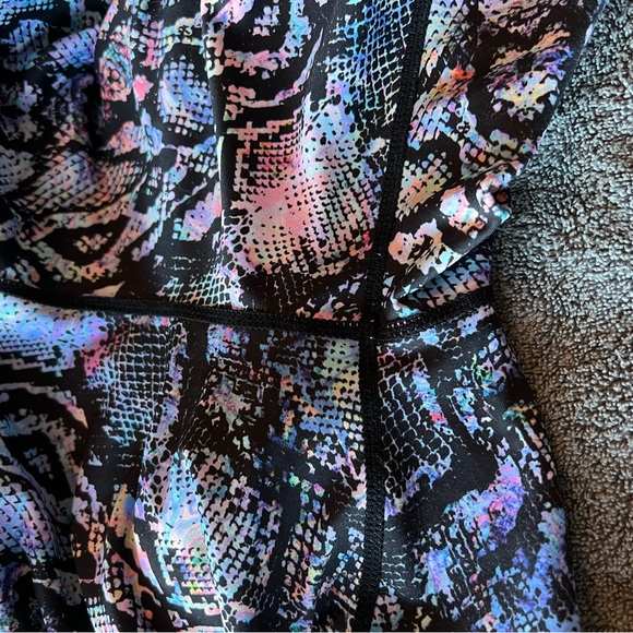 Snake print active leggings with pockets - Picture 2 of 3